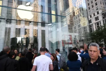 أبل تكشف موعد إطلاق أول آيفون مدعوم بالذكاء الاصطناعي