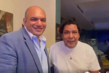 طبيب محمد منير يطمئن جمهوره ويكشف حالته الصحية