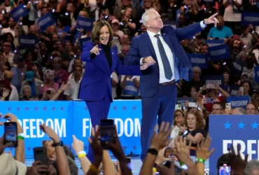 بفارق ضئيل.. هاريس تتفوق على ترامب في الولايات المتأرجحة